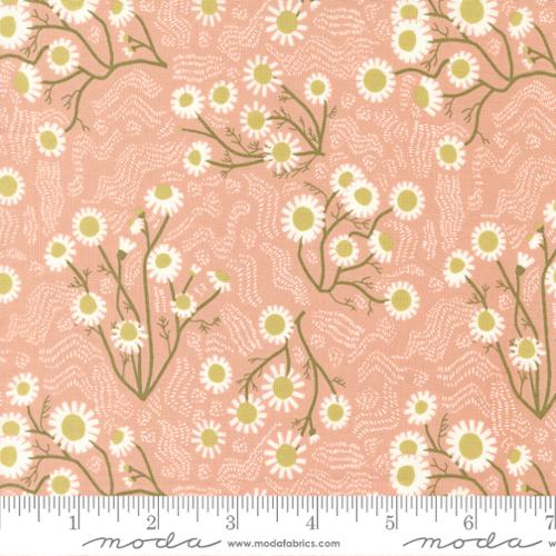 Quaint Cottage Scattered daisy clusters non-directional in peach background white cream green daisy quilt weight cotton quilting bags garments