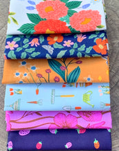 Load image into Gallery viewer, Sue&#39;s Garden Curated  Fat Quarter Bundle (x6)

